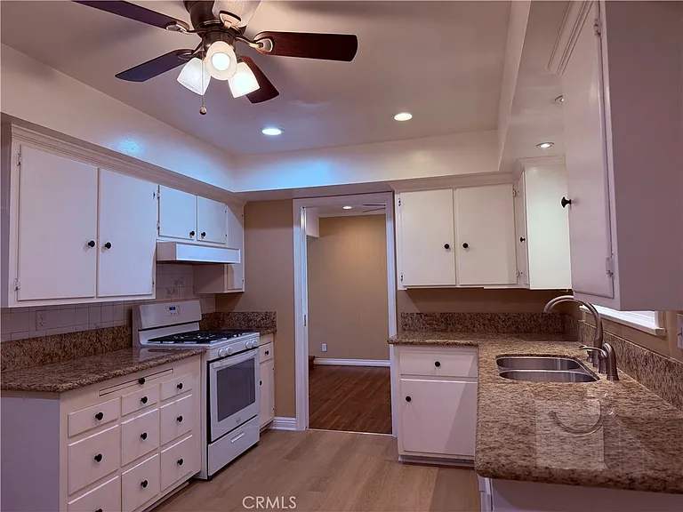 1447 S Valley Center Ave — Photo 14