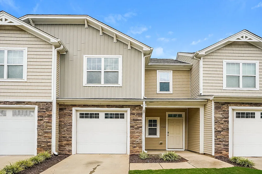 3 bed, 2.5 bath, 1656 sqft, $1,810 — Photo 1