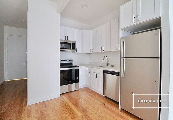 5th image of 427 Knickerbocker Ave #2C
