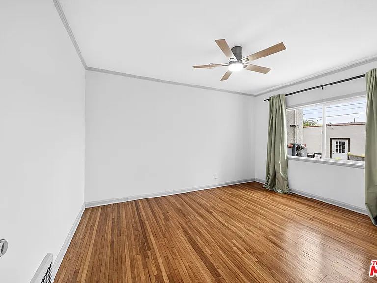1050 S Hayworth Ave — Photo 9