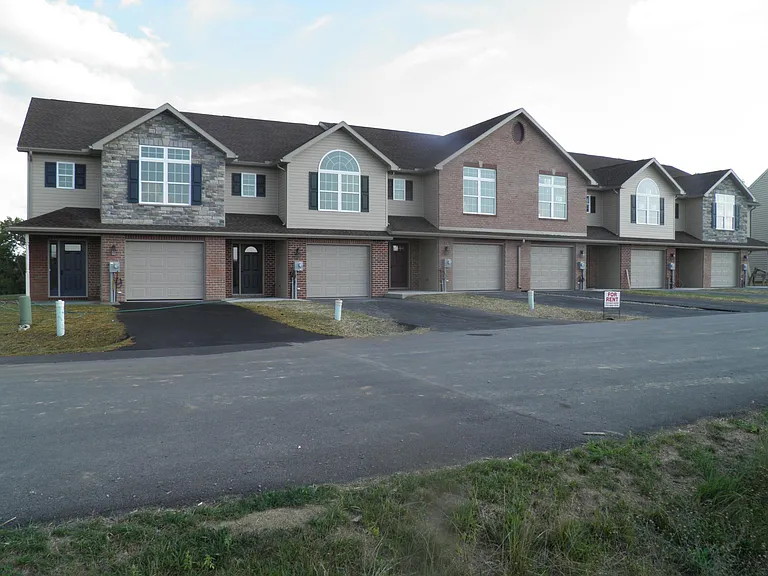 1212 Emilys Ct — Photo 1