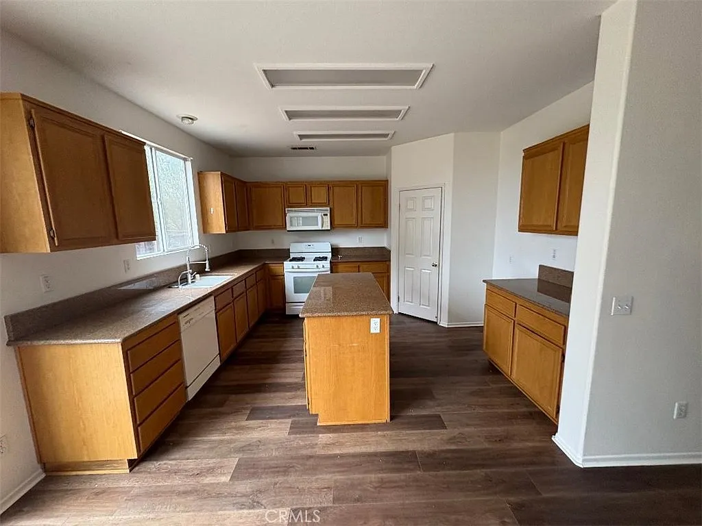 4 bed, 2.5 bath, 3112 sqft, $4,350 — Photo 3