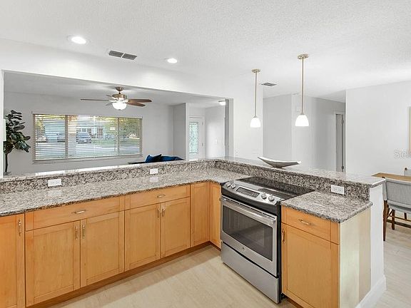 5th image of 11104 Longhill Dr N