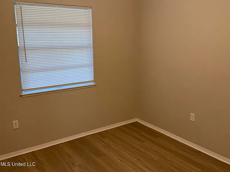 609 Academy Dr — Photo 12