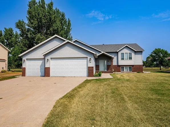 202 Fairway Dr, Casselton, ND 58012