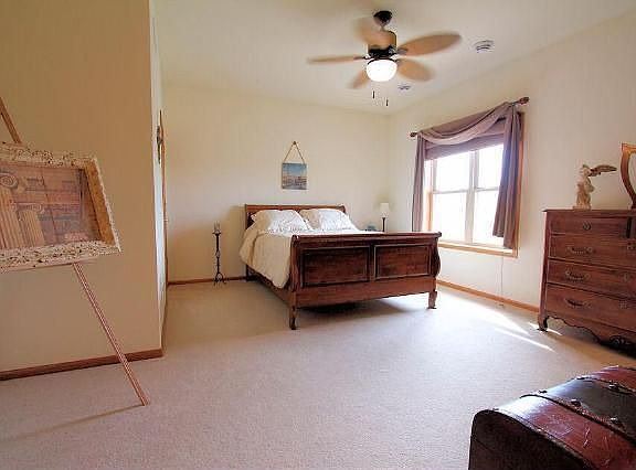5th image of W173N5553 Ravenwood Dr