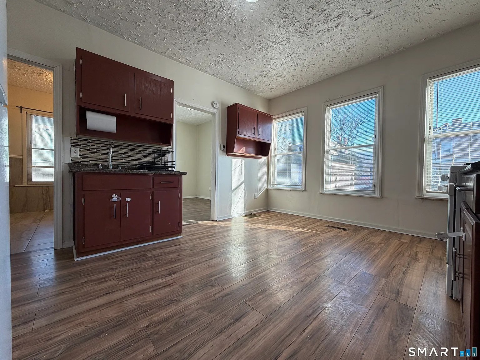 1 bed, 1.0 bath, 4183 sqft, $1,400 — Photo 3