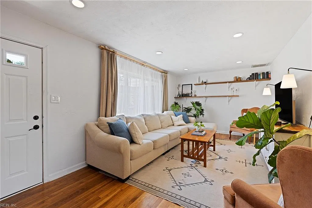 4 bed, 1.5 bath, 1316 sqft, $2,600 — Photo 4