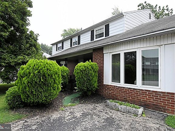 3rd image of 495 Regimental Rd