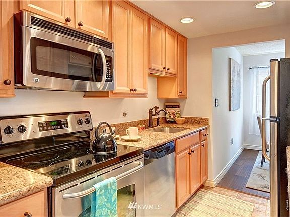 3rd image of 1001 Queen Anne Ave N #201