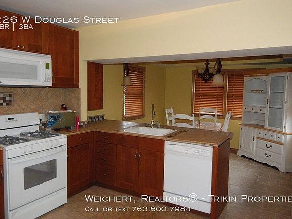 3rd image of 226 Douglas St W