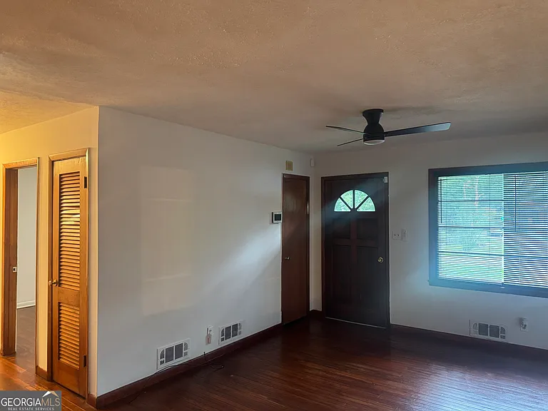 1569 Rock Cut Rd — Photo 3