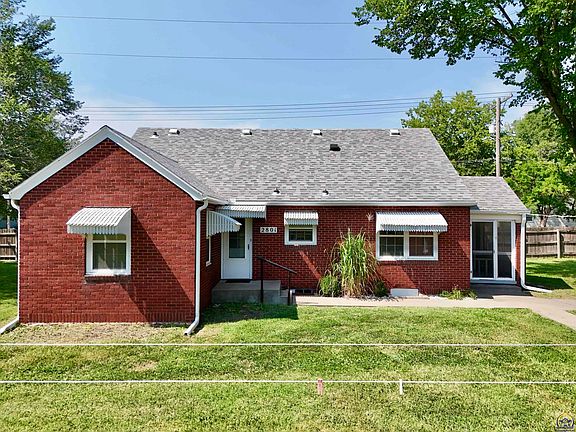 3rd image of 2801 SW 21st St