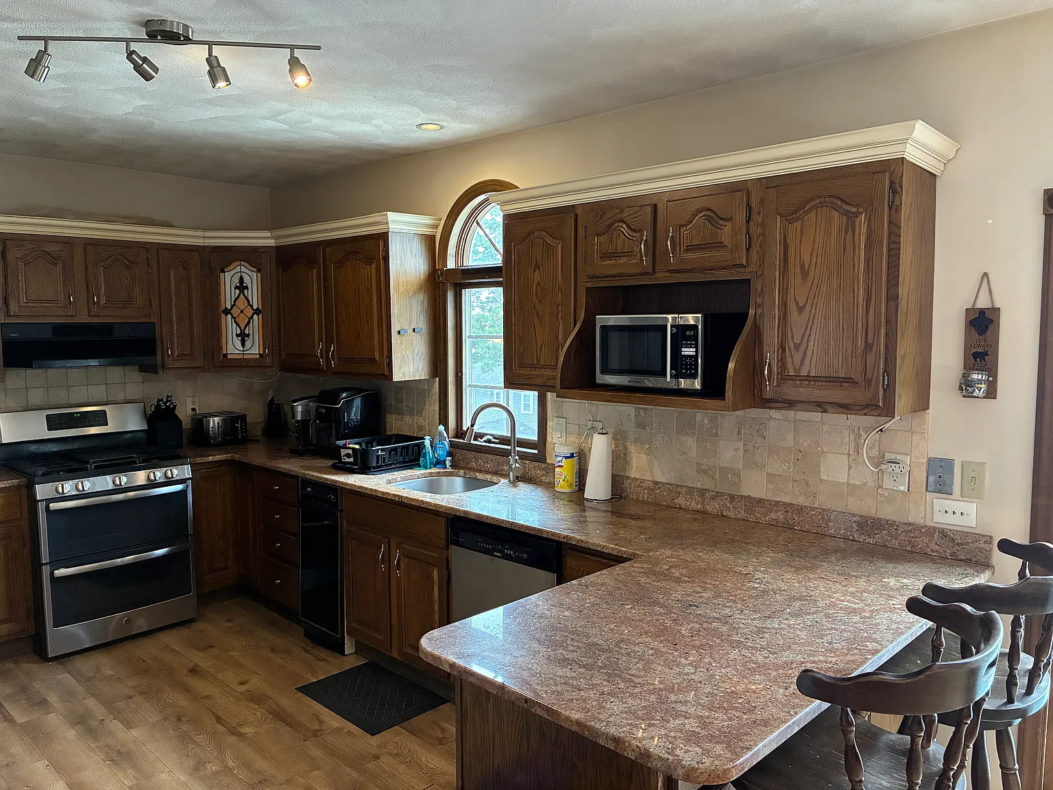 4 bed, 2.5 bath, 2300 sqft, $1,250 — Photo 3