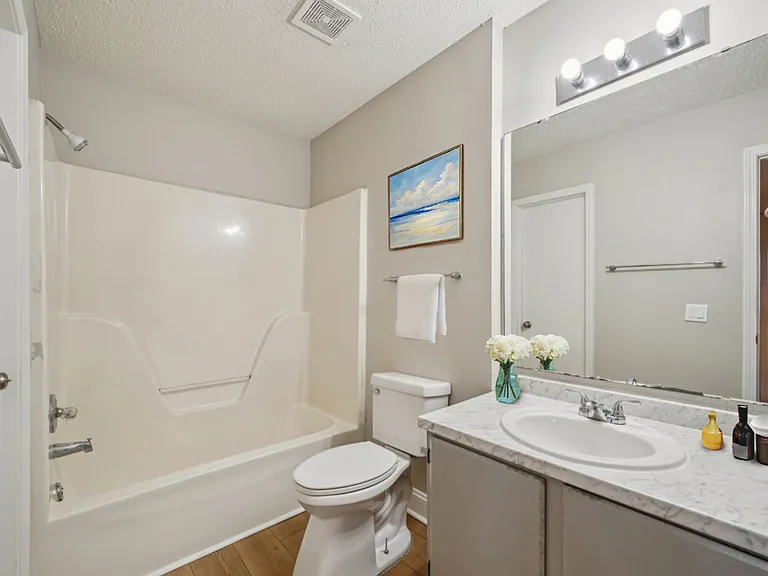 Valley Square Apartments — Photo 18