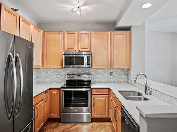 4th image of 1322 S Prairie Ave Unit 1405