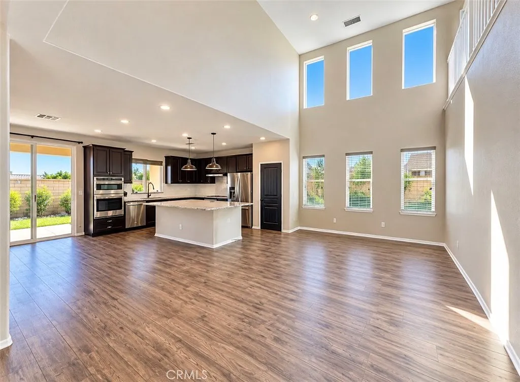 4 bed, 2.5 bath, 2701 sqft, $3,795 — Photo 4