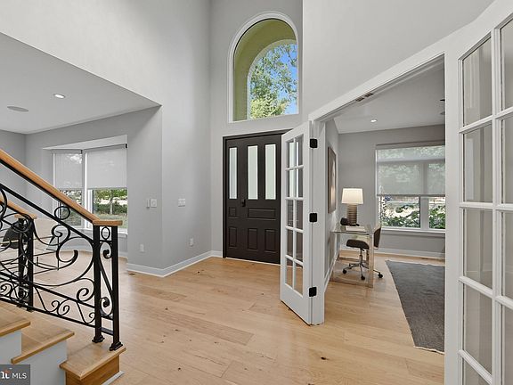 4th image of 10 Fairway Dr