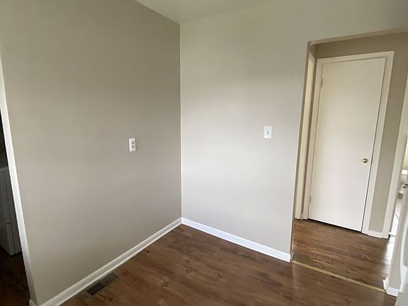 4th image of 784 E Tennyson Ave