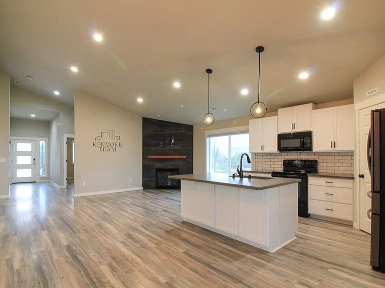 401 W Trinity Pr NW — Photo 3