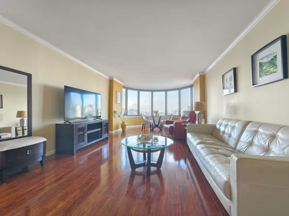 330 East 38th Street image 1 of 23