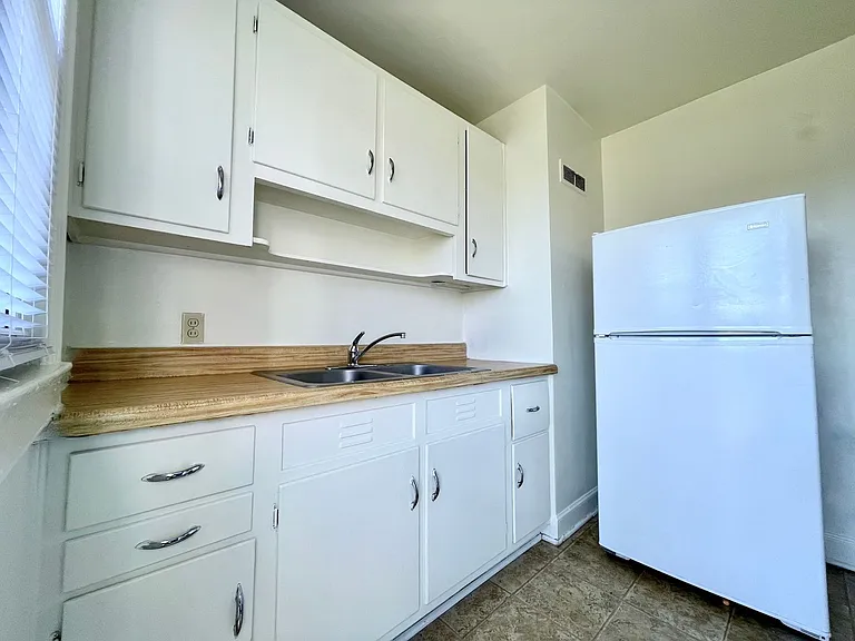 Latham Park Manor — Photo 11