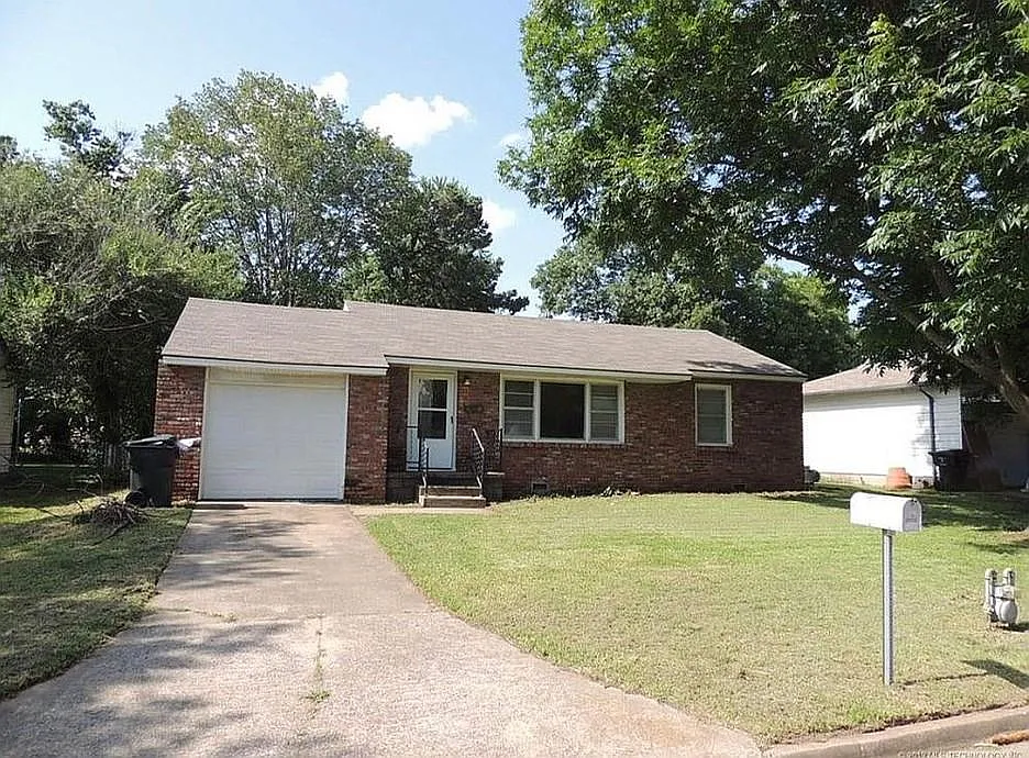 3 bed, 936 sqft, $1,295 — Photo 1
