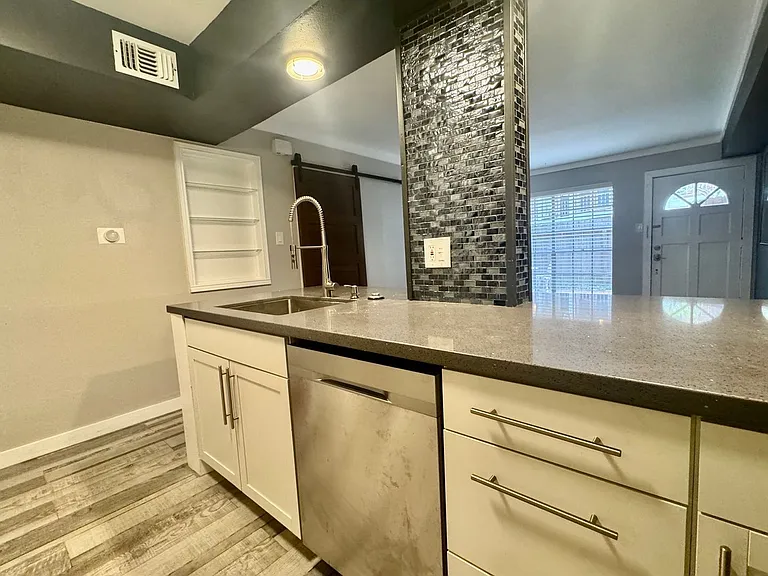 829 Wax Myrtle Ln — Photo 7