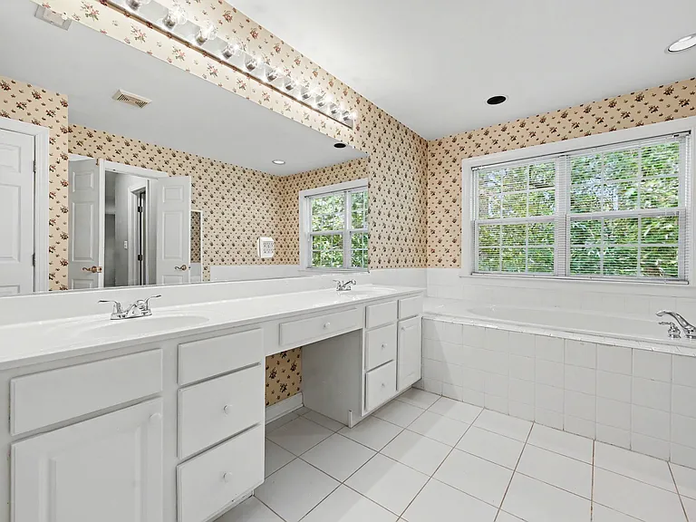 1203 Fairfax Woods Dr — Photo 18