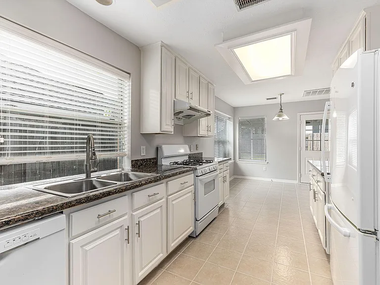 3603 NE Beacon Hill Dr — Photo 14