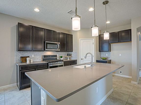 Quartz countertops in the kitchen with a gray color tone