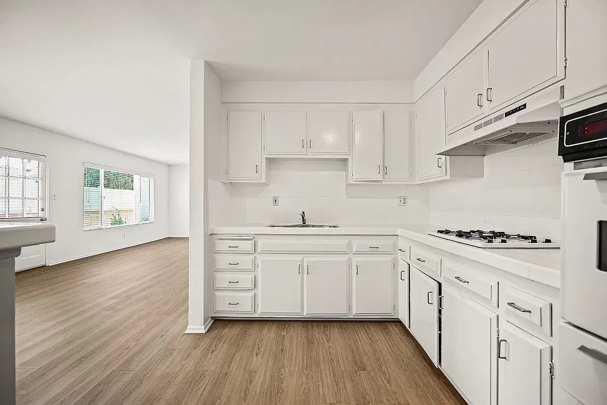 2 bed, 1.5 bath, 1100 sqft, $3,595 — Photo 2