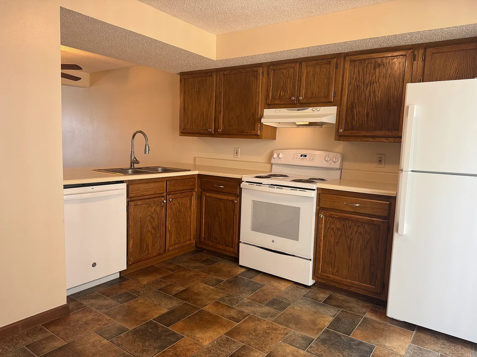 2 bed, 1.5 bath, 1088 sqft, $1,225 — Photo 4