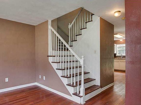 5th image of 2845 Camelot Blvd