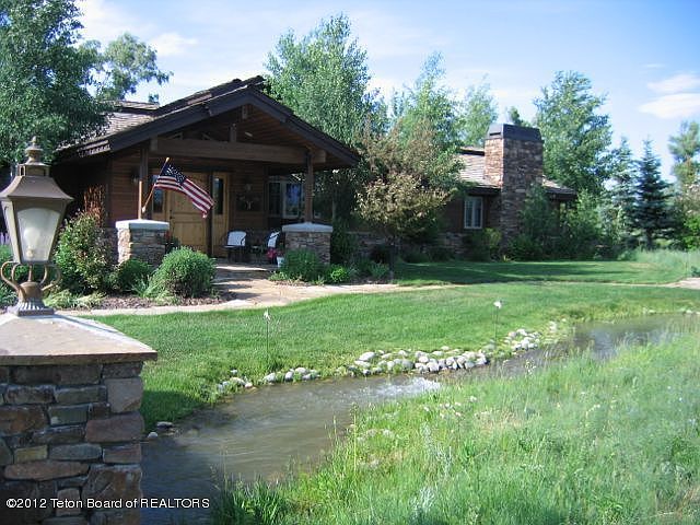 1st image of 875 Willow Dr