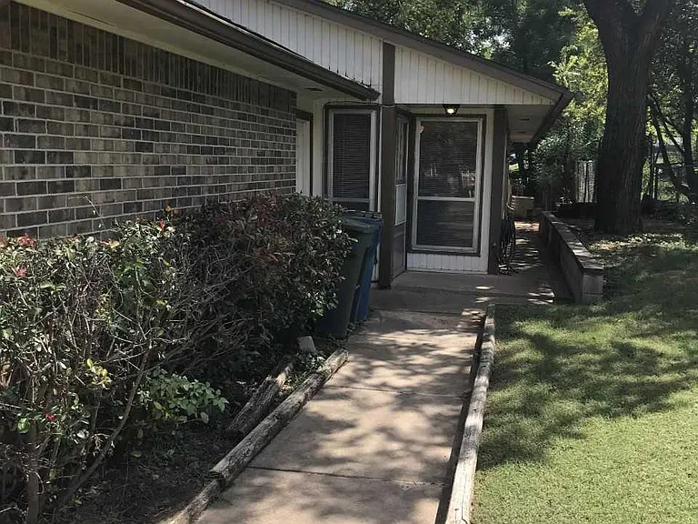 1104 E Edwards St — Photo 11