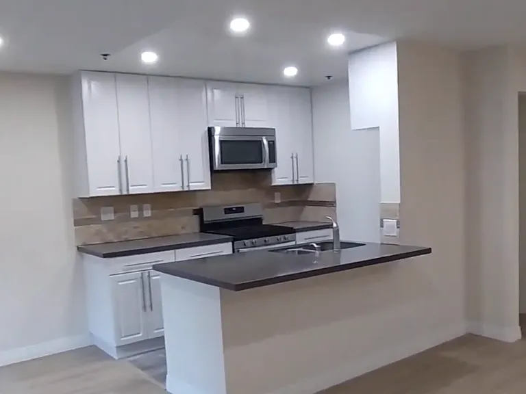 Burton Way Apartments — Photo 29
