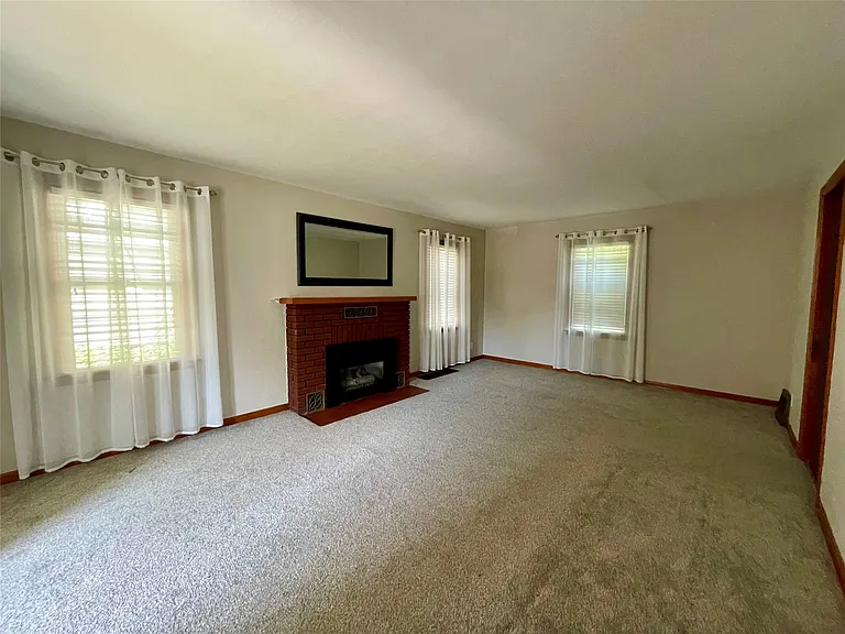 2727 Hall St — Photo 28