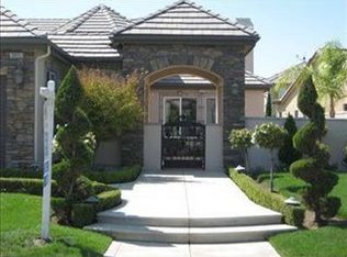 10605 N Lochmoor Ln, Fresno, CA