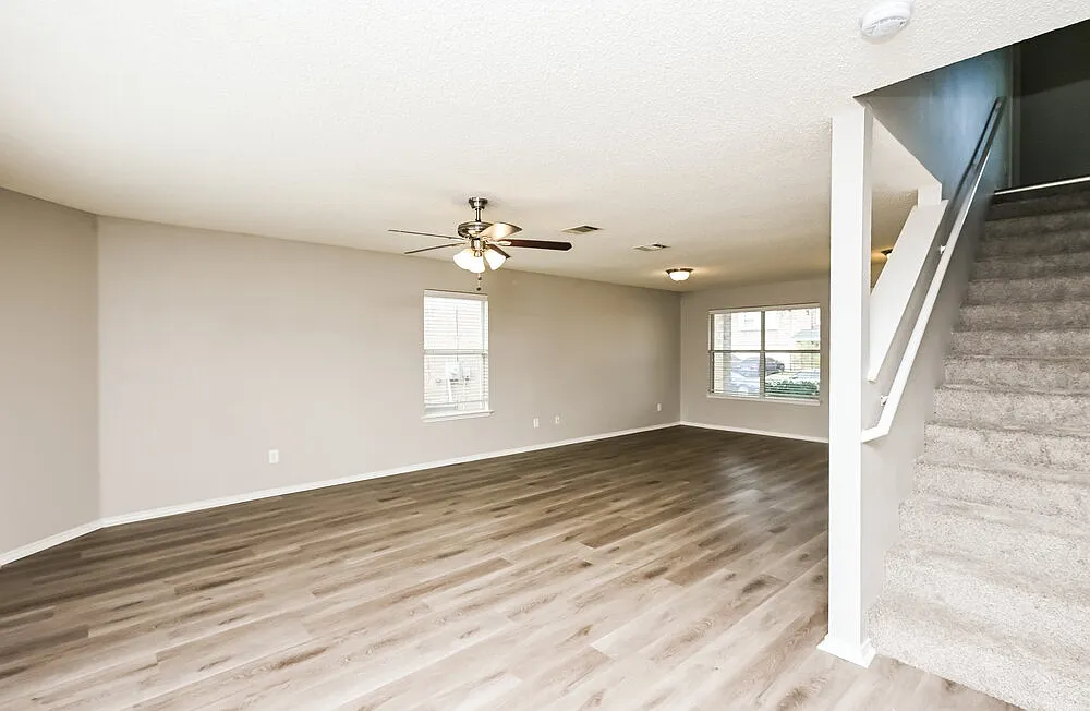 3 bed, 2.5 bath, 1930 sqft, $2,090 — Photo 4