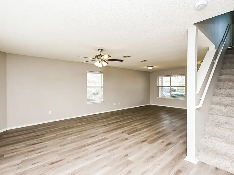949 Canary Dr — Photo 4
