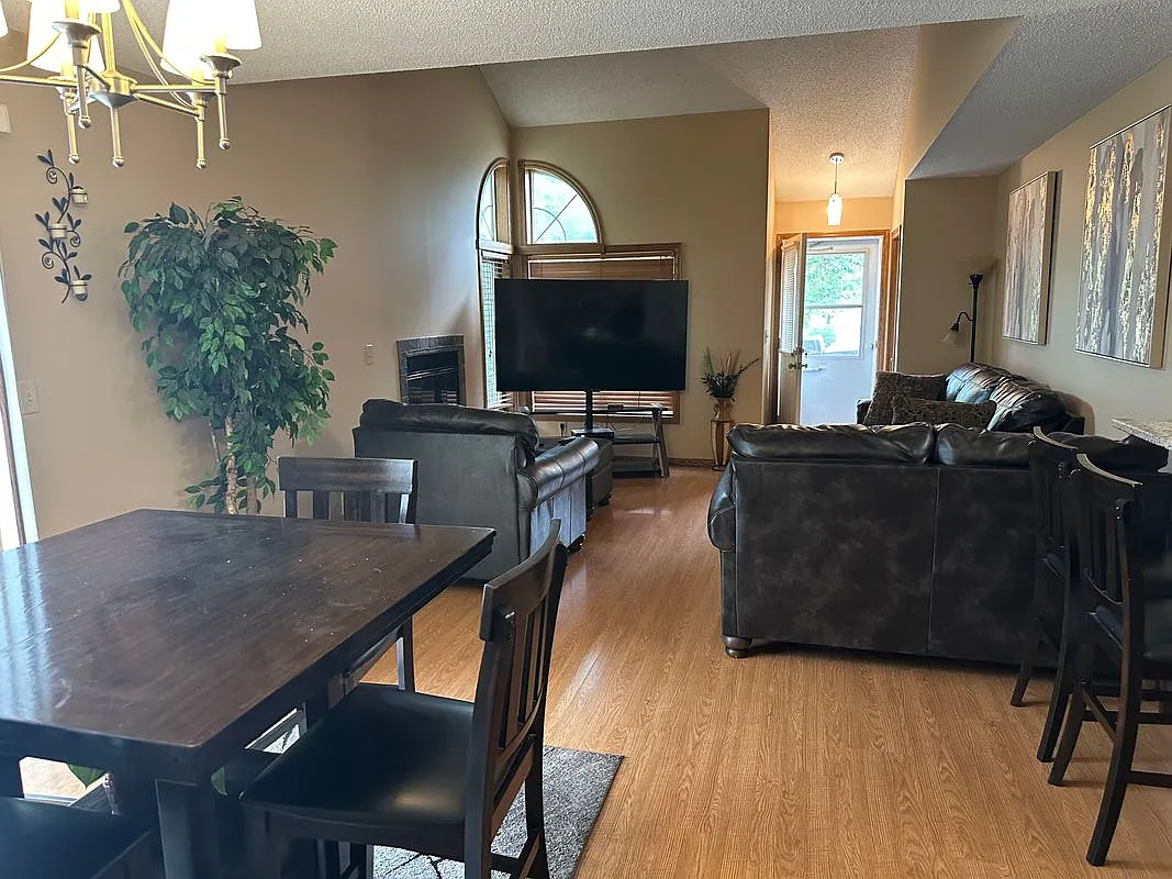 3 bed, 2.0 bath, 1650 sqft, $1,950 — Photo 2