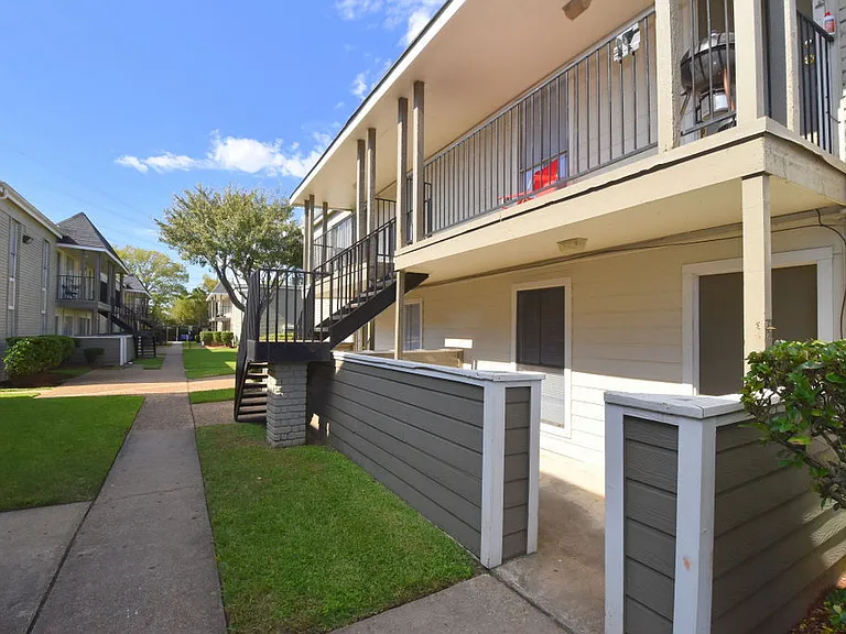 Northlake Manor Apartments — Photo 10