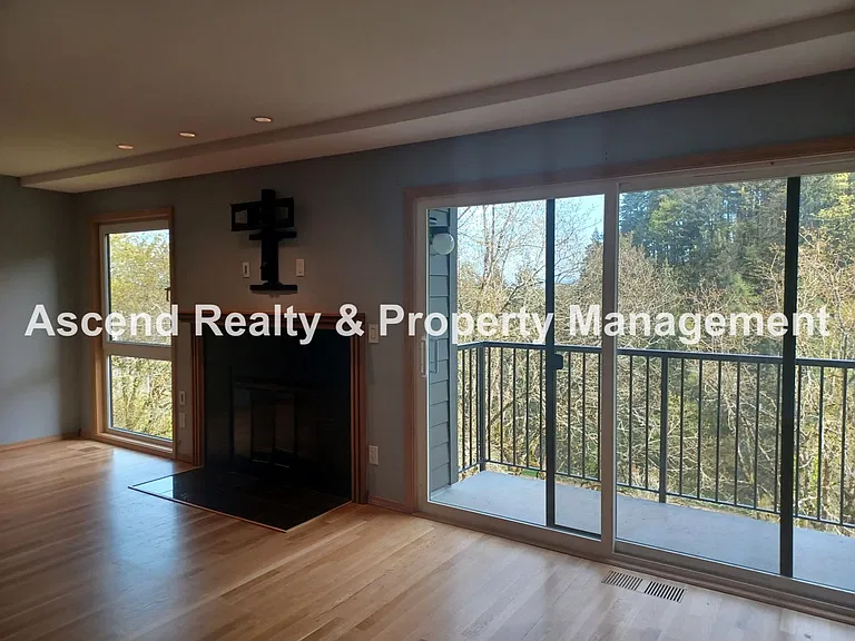 830 SW Broadway Dr #8 — Photo 9