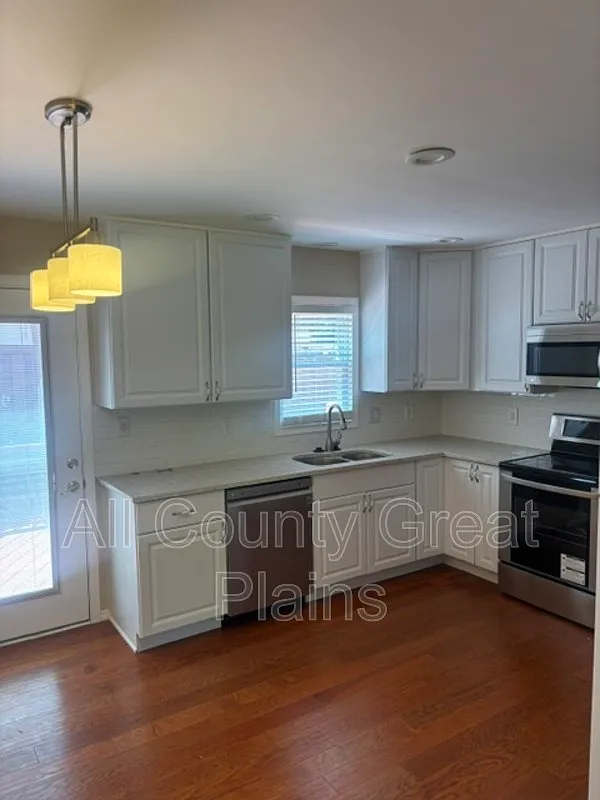 3 bed, 2.0 bath, $1,995 — Photo 2