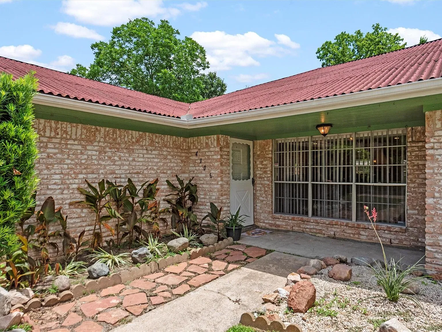 4 bed, 2.0 bath, 2123 sqft, $2,300 — Photo 3