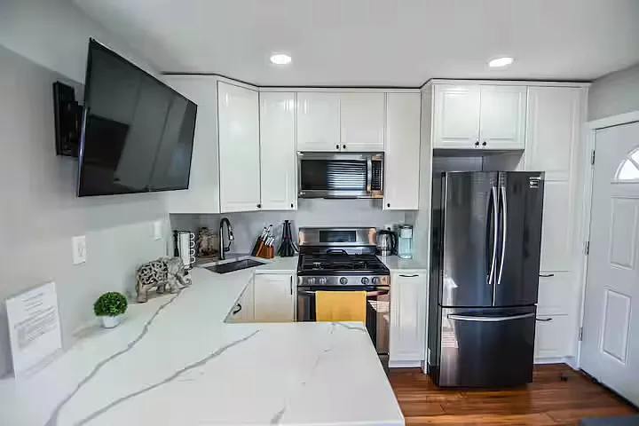 945 Olympia Blvd — Photo 16