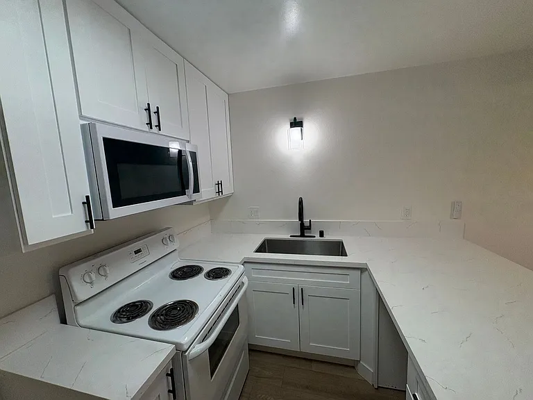 Topanga Apartments — Photo 2