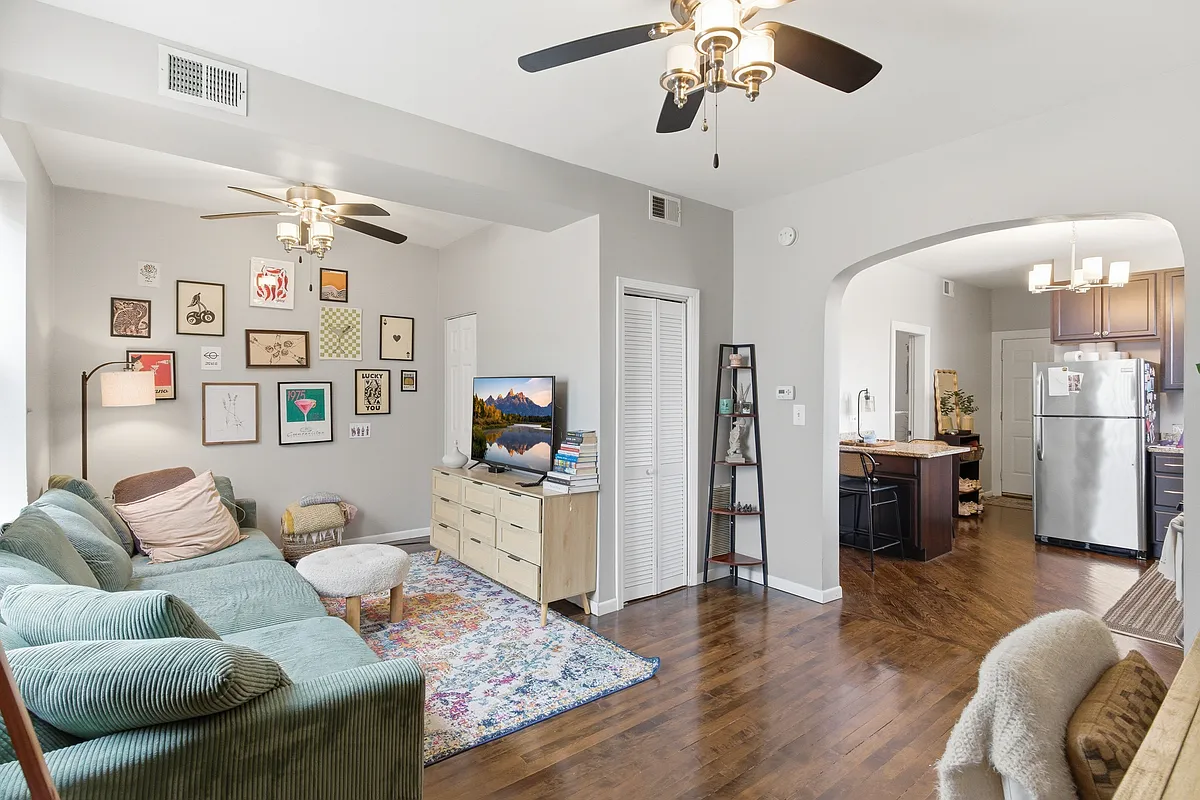 Building Photo - 2348 W Moffat St #3R