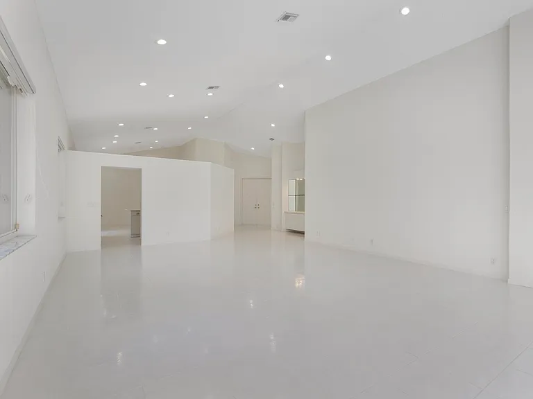 5279 Brookview Dr — Photo 8